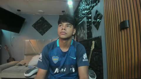 Snapshot of mr_mois chatting on April 14, 2026, 5:57 am mr_mois online show from April 14, 2026, 5:57 am