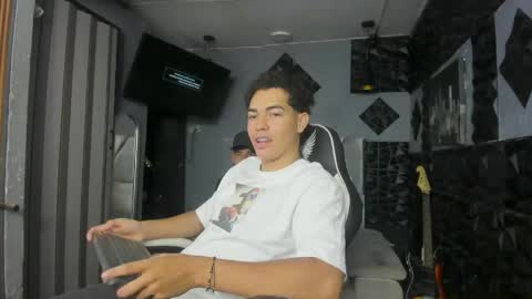 Snapshot of mr_mois chatting on April 20, 2026, 9:34 am mr_mois online show from April 20, 2026, 9:34 am