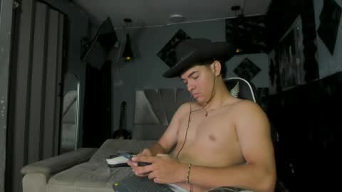 Snapshot of mr_mois chatting on May 8, 2026, 5:13 am mr_mois online show from May 8, 2026, 5:13 am