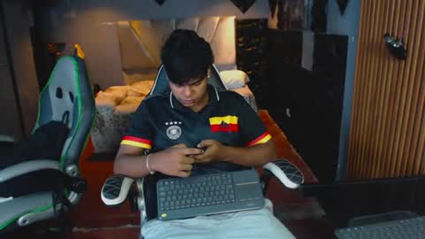 Snapshot of mr_mois chatting on June 26, 2026, 5:56 am mr_mois online show from June 26, 2026, 5:56 am