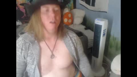Snapshot of mr_strawberry chatting on April 16, 2026, 10:23 pm mr_strawberry online show from April 16, 2026, 10:23 pm