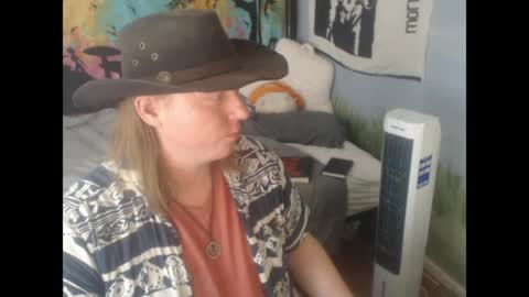 Snapshot of mr_strawberry chatting on April 24, 2026, 6:32 pm mr_strawberry online show from April 24, 2026, 6:32 pm