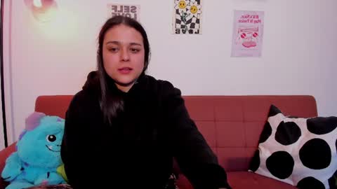 Snapshot of mrbuu_ chatting on June 12, 2026, 6:01 am Laura online show from June 12, 2026, 6:01 am