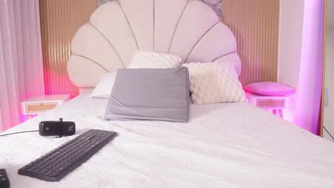 Manuela  online show from November 20, 2025, 3:07 am