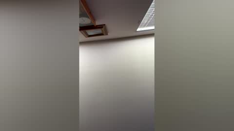 mum223969 online show from April 19, 2026, 7:05 pm