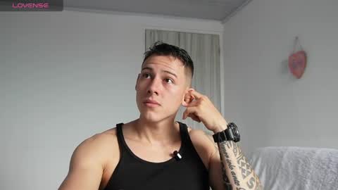muscle_king_cum online show from April 10, 2026, 1:05 pm