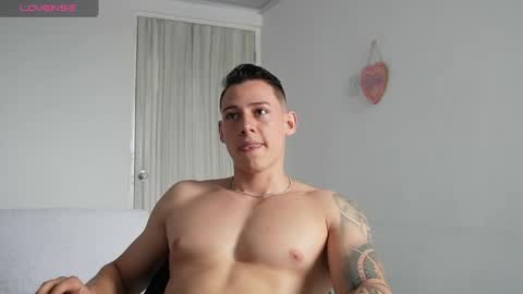 muscle_king_cum online show from April 16, 2026, 2:18 pm