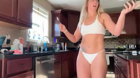 musclemommy92 online show from October 8, 2025, 4:48 pm