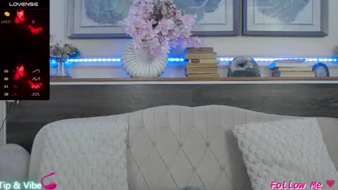 Luna  online show from September 15, 2025, 6:52 pm