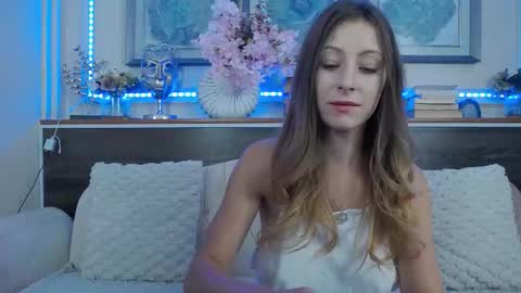 Luna  online show from September 28, 2025, 5:29 pm