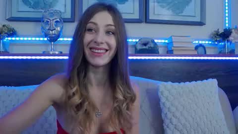 Luna  online show from October 6, 2025, 7:44 pm