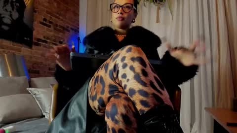 Lola online show from November 14, 2025, 8:29 pm