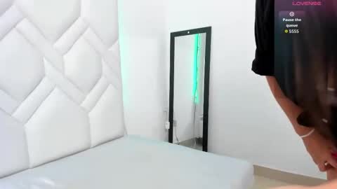 LINDA  AND EMILIO online show from September 25, 2025, 10:02 pm