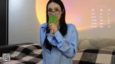 Mia online show from October 12, 2025, 6:18 pm