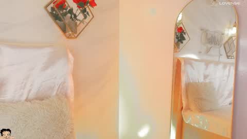 naamah_b online show from September 26, 2025, 2:10 pm