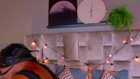  VICTORIA  online show from November 14, 2025, 7:34 pm