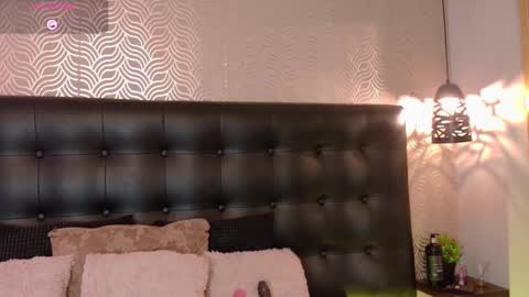 naiaramasson_ online show from September 19, 2025, 12:06 pm