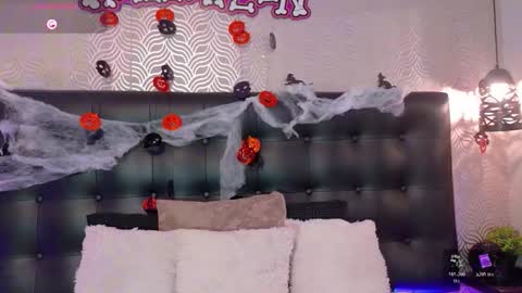 naiaramasson_ online show from October 23, 2025, 12:04 pm