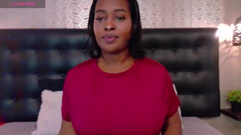 naiaramasson_ online show from February 7, 2026, 12:09 pm