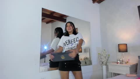 nalamittens online show from February 1, 2025, 7:34 pm