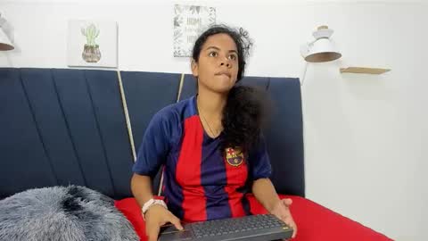 naomi_x0 online show from December 18, 2025, 3:29 pm