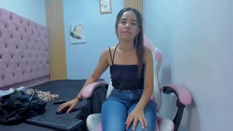 naomis_35 online show from December 2, 2025, 8:48 pm