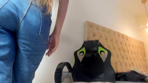 naomis_35 online show from December 17, 2025, 7:31 pm