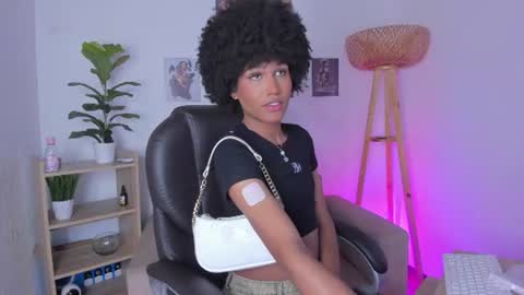 Snapshot of naomisaenz_ chatting on June 23, 2026, 9:07 am N A O M I online show from June 23, 2026, 9:07 am