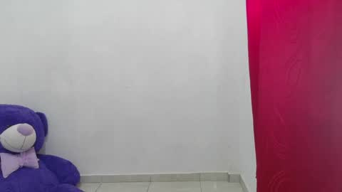 nataliavela online show from April 19, 2026, 6:10 pm