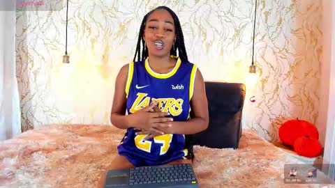 Snapshot of natalieparkerr chatting on November 7, 2025, 12:49 pm NATALIE online show from November 7, 2025, 12:49 pm