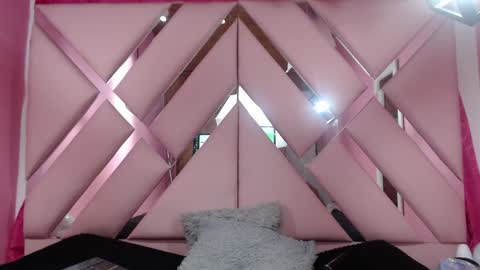nathaly low online show from December 4, 2024, 3:04 am