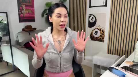 NATTY FIERROS online show from October 4, 2025, 8:12 am