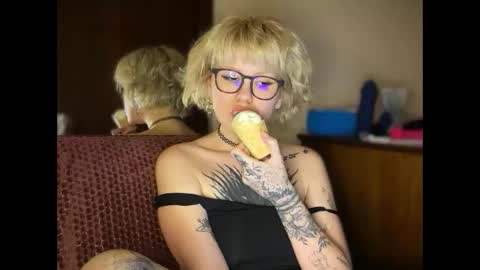 Snapshot of naughtylayla666 chatting on June 1, 2026, 11:17 pm NaughtyLayla666 online show from June 1, 2026, 11:17 pm