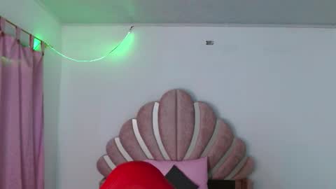 naya_fox1 online show from January 18, 2026, 7:39 pm