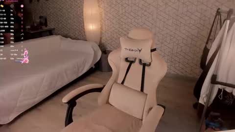 NayaValen online show from December 16, 2025, 3:55 am