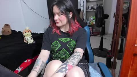 Snapshot of neeko_lol_ chatting on April 26, 2026, 6:38 pm Geek Nicole im Neeko UwU online show from April 26, 2026, 6:38 pm