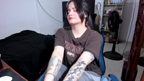Snapshot of neeko_lol_ chatting on June 3, 2026, 2:33 pm Geek Nicole im Neeko UwU online show from June 3, 2026, 2:33 pm