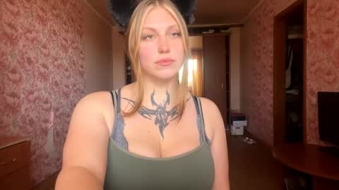 Snapshot of neomimaddern chatting on April 27, 2026, 5:49 am neomimaddern online show from April 27, 2026, 5:49 am