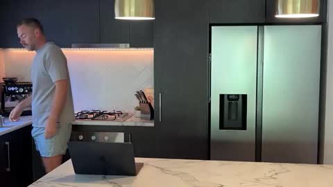 Guy online show from February 9, 2025, 11:46 pm