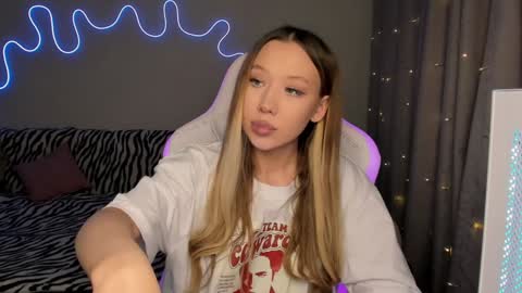 Mina online show from December 17, 2024, 2:55 pm