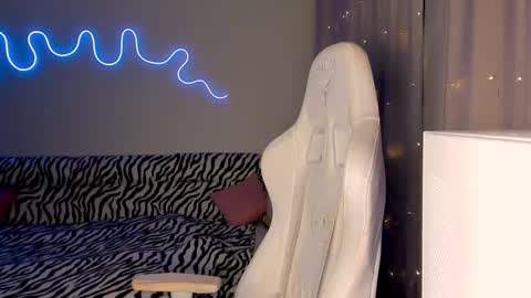 Mina online show from December 1, 2025, 1:16 pm