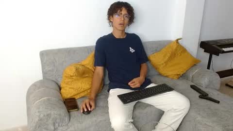 Nickolas Muoz online show from September 18, 2025, 2:08 pm