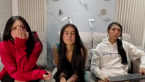 nicky_as online show from May 6, 2026, 7:02 am