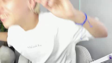 Nico  online show from September 19, 2025, 3:41 am