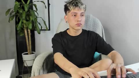 Nico  online show from November 15, 2025, 5:27 am