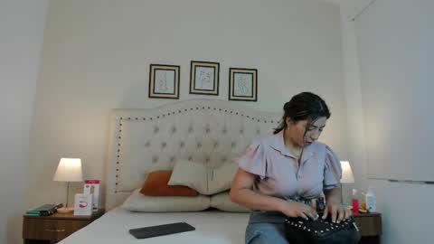 Nicole  Adam online show from February 19, 2025, 12:33 pm