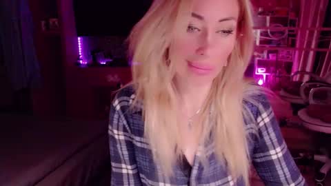 Snapshot of nicole_g0ld_ chatting on September 19, 2025, 1:29 am Nicole online show from September 19, 2025, 1:29 am