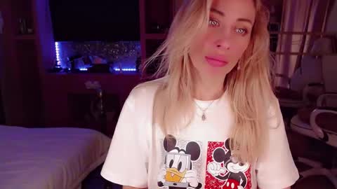 Nicole online show from October 26, 2025, 11:31 pm