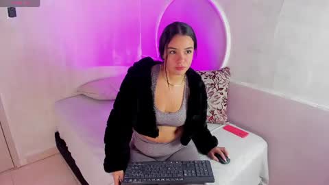 Snapshot of nicolee_blair chatting on June 27, 2026, 12:22 pm Nicole online show from June 27, 2026, 12:22 pm
