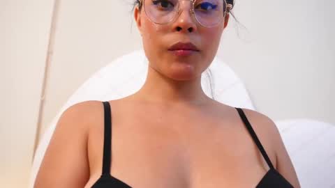 Nicol Flores  GMT-5 1530-2200  online show from September 17, 2025, 8:21 pm